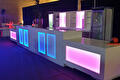 Verlichte bars en koelkasten voor een zakelijk evenement